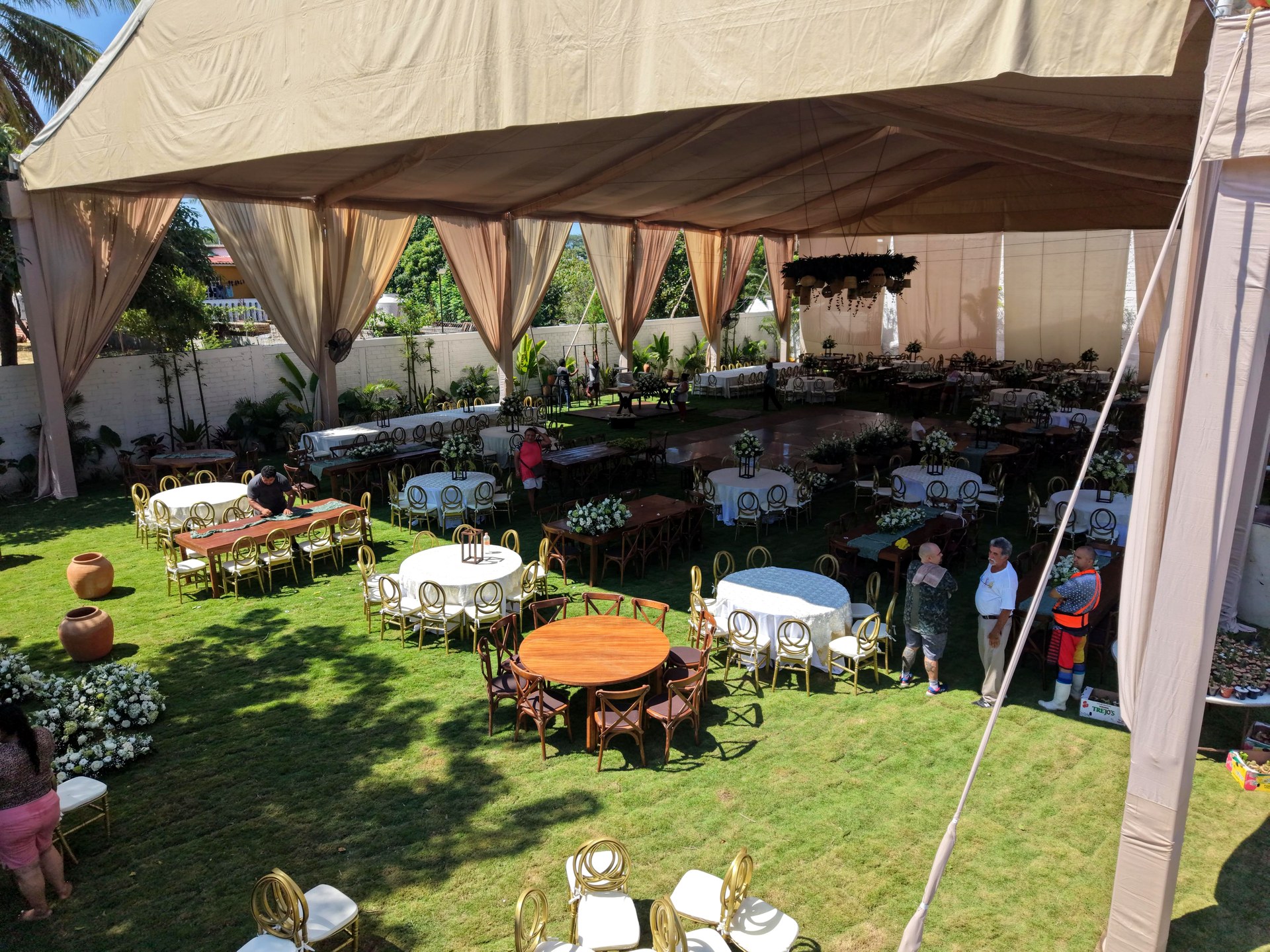 Boda en jardín con carpa, mesas redondas y sillas premium en Oaxaca