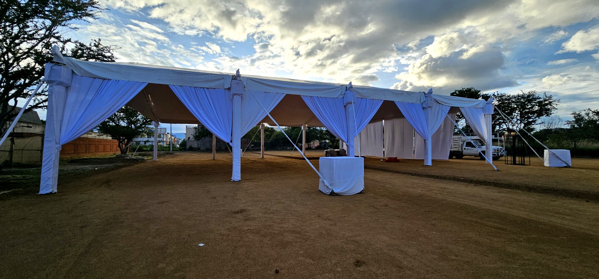 Montaje de estructura con cortinas blancas en exterior Oaxaca